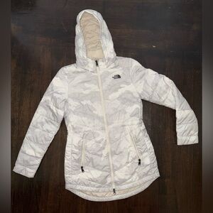 The North Face Women’s White Puffer Jacket Size S Hooded Winter Coat